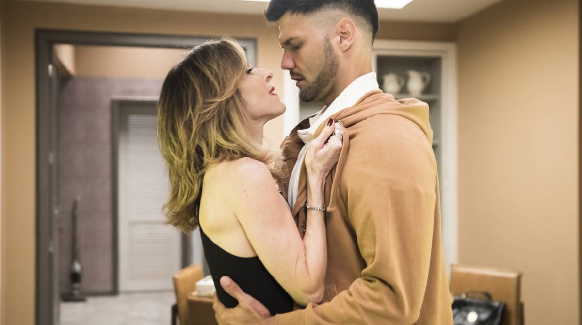 Lyris e Tonho vivem paixão avassaladora na novela das 21h