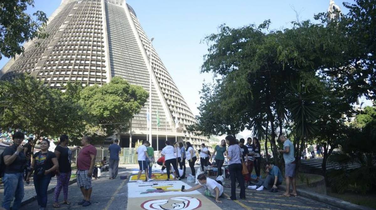 Fiéis comemoram o dia de Corpus Christi e confeccionam os tradicionais tapetes de sal, pó de café e tinta de colorida na Igreja Catedral Metropolitana São Sebastião, no centro do Rio de Janeiro.