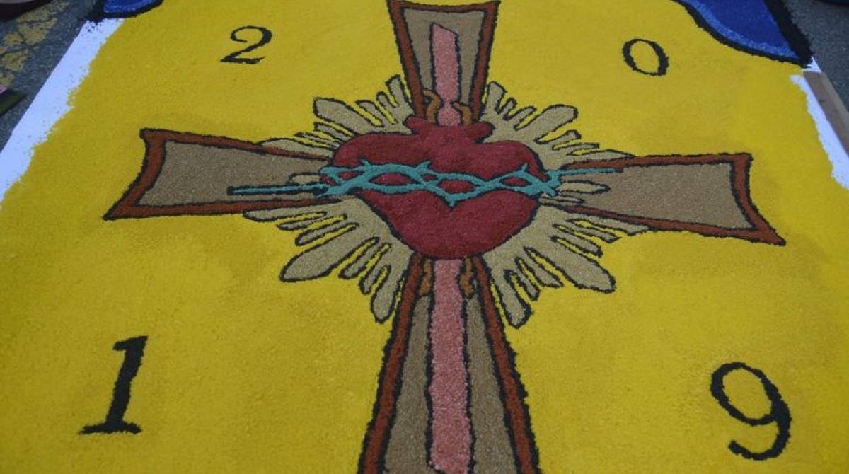 Fiéis comemoram o dia de Corpus Christi e confeccionam os tradicionais tapetes de sal, pó de café e tinta de colorida na Igreja Catedral Metropolitana São Sebastião, no centro do Rio de Janeiro.