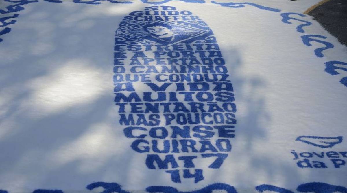 Fiéis comemoram o dia de Corpus Christi e confeccionam os tradicionais tapetes de sal, pó de café e tinta de colorida na Igreja Catedral Metropolitana São Sebastião, no centro do Rio de Janeiro.