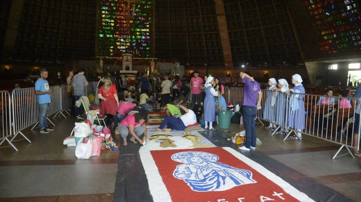 Fiéis comemoram o dia de Corpus Christi e confeccionam os tradicionais tapetes de sal, pó de café e tinta de colorida na Igreja Catedral Metropolitana São Sebastião, no centro do Rio de Janeiro.