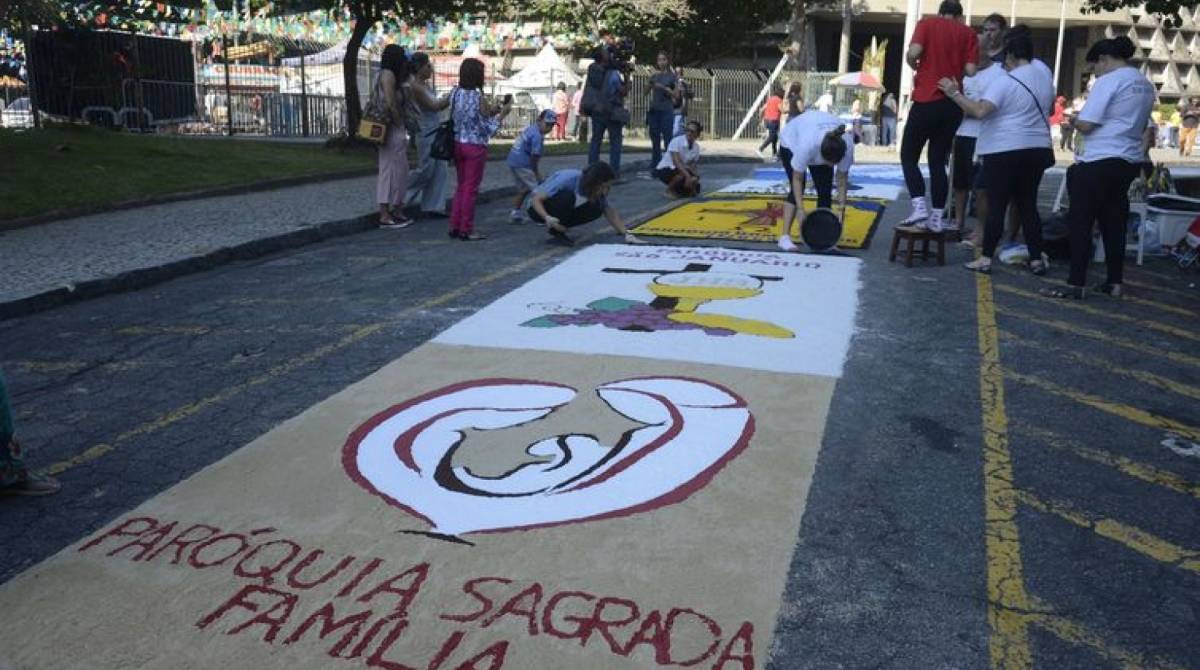 Fiéis comemoram o dia de Corpus Christi e confeccionam os tradicionais tapetes de sal, pó de café e tinta de colorida na Igreja Catedral Metropolitana São Sebastião, no centro do Rio de Janeiro.