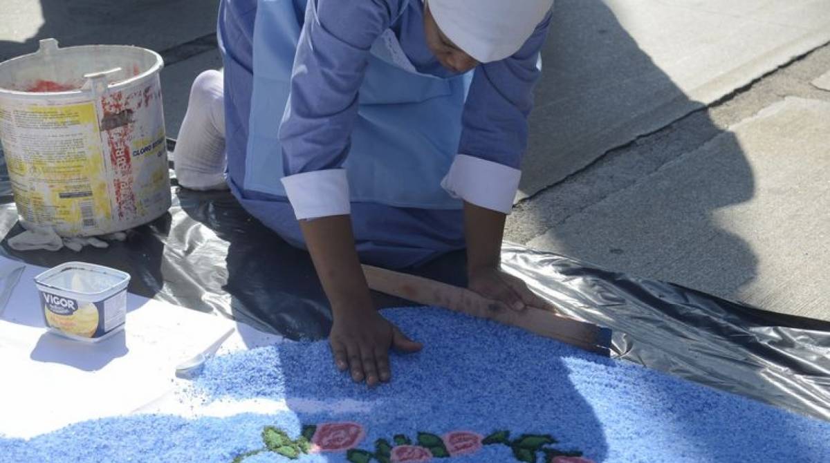 Fiéis comemoram o dia de Corpus Christi e confeccionam os tradicionais tapetes de sal, pó de café e tinta de colorida na Igreja Catedral Metropolitana São Sebastião, no centro do Rio de Janeiro.