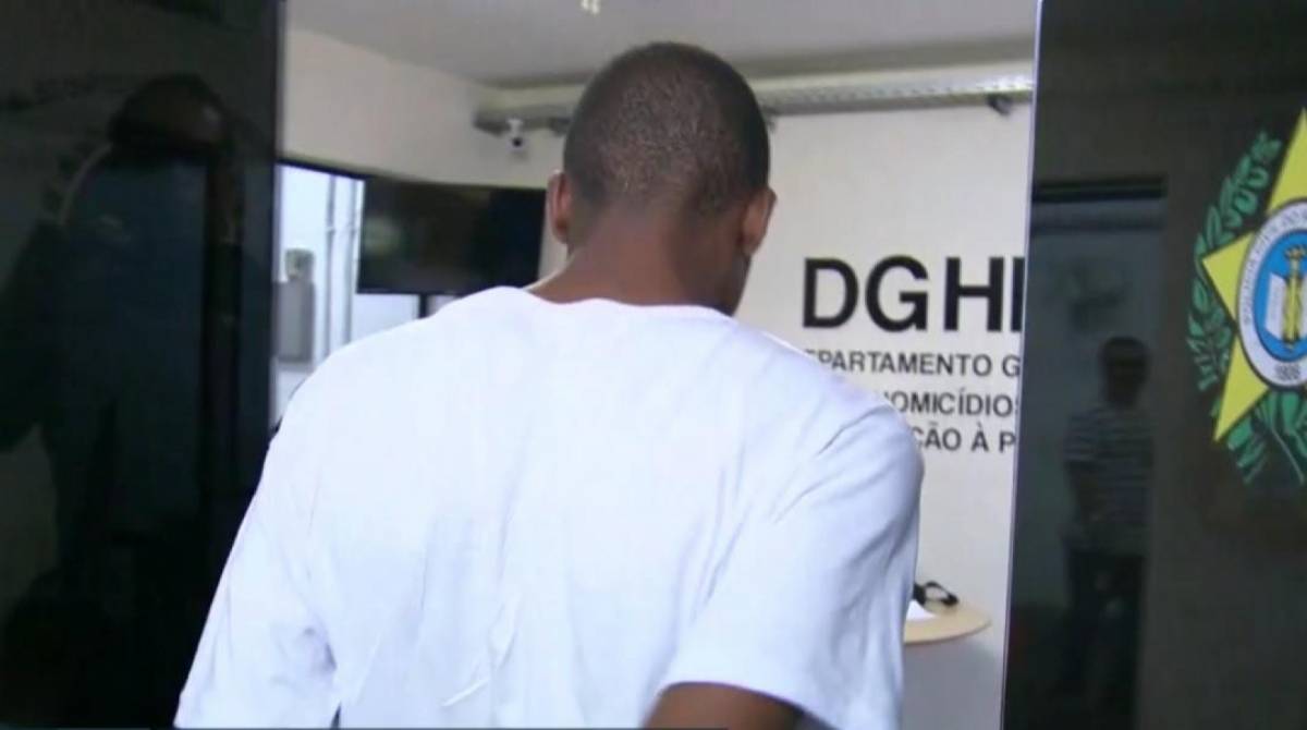 Lucas prestou depoimento na Delegacia de Homicídios de Niterói, São Gonçalo e Itaboraí (DHNSGI) por mais de três horas