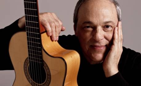 Cantor Toquinho posta foto do neto, mas é criticado: 'Não liga e nem ajuda'