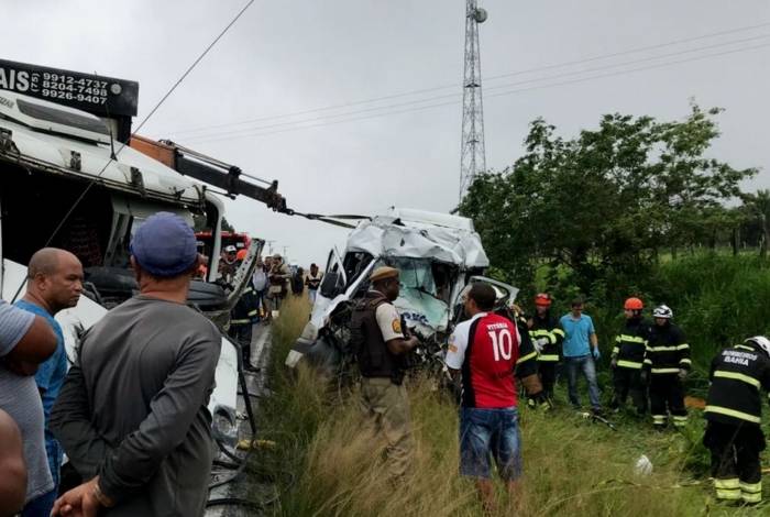 Acidente frontal entre van e carreta deixa oito mortos na Bahia