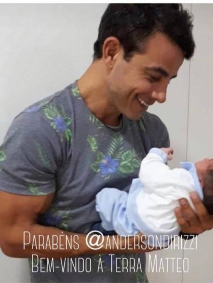 Anderson Di Rizzi com o filho Matteo nos braços 