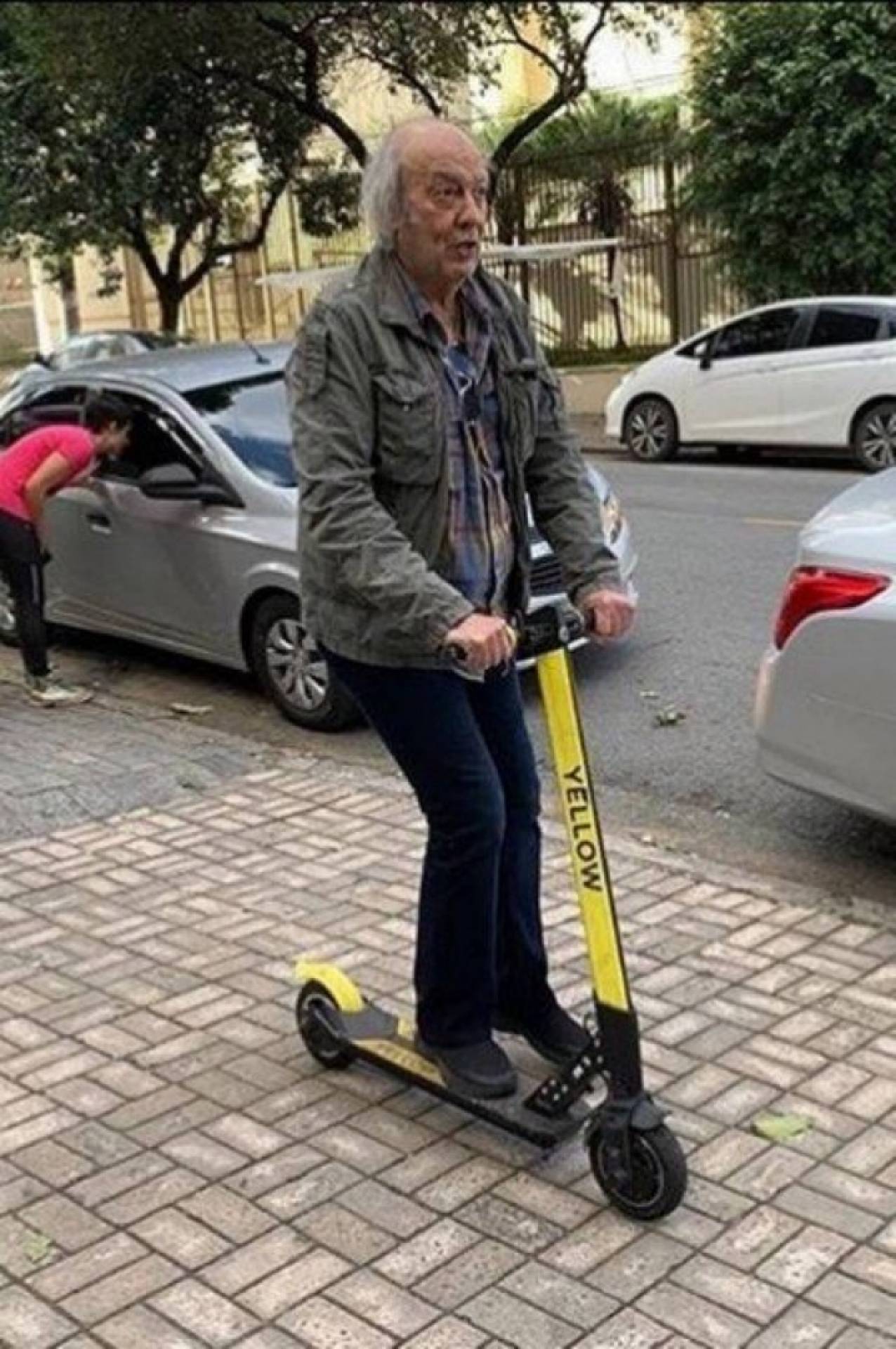 Erasmo Carlos anda de patinete el&eacute;trico em S&atilde;o Paulo