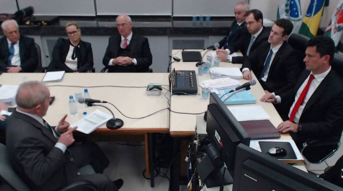 Ex-presidente Lula em sua primeira audiência como réu em Curitiba, na bancada de acusação: Carlos Fernando Santos Lima, Julio Noronha e Roberson Pozzobon  - Reprodução