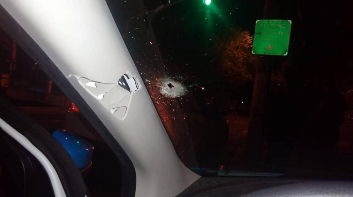 Viatura foi atingida no para-brisa - Divulgação / Polícia Militar