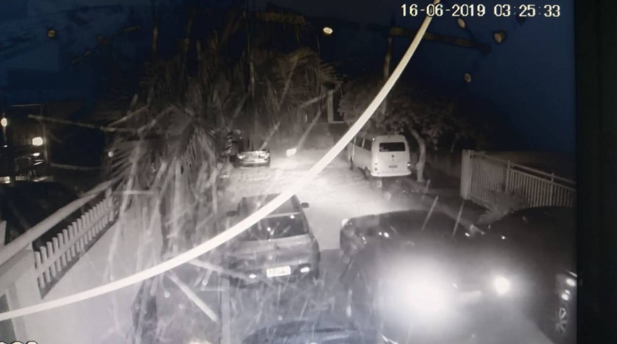 O carro do pastor chega na residência 
