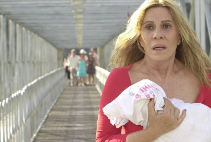 Nazaré (Renata Sorrah) em 'Senhora do Destino'. Abaixo, Carminha (Adriana Esteves) em 'Avenida Brasil' - Globo/Zé Paulo Cardeal