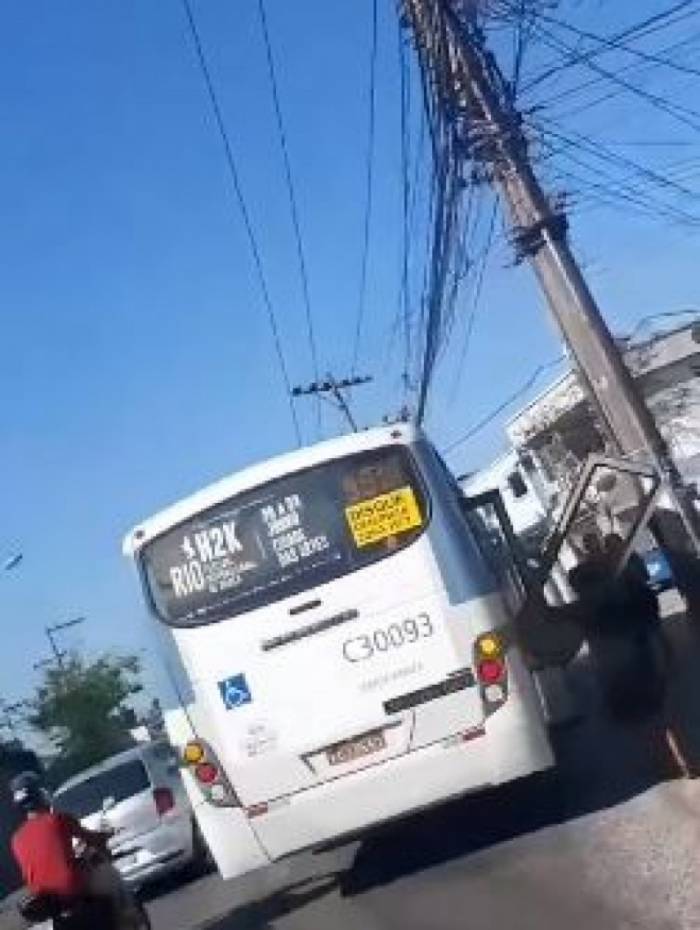 Porta de ônibus caiu na Cidade de Deus