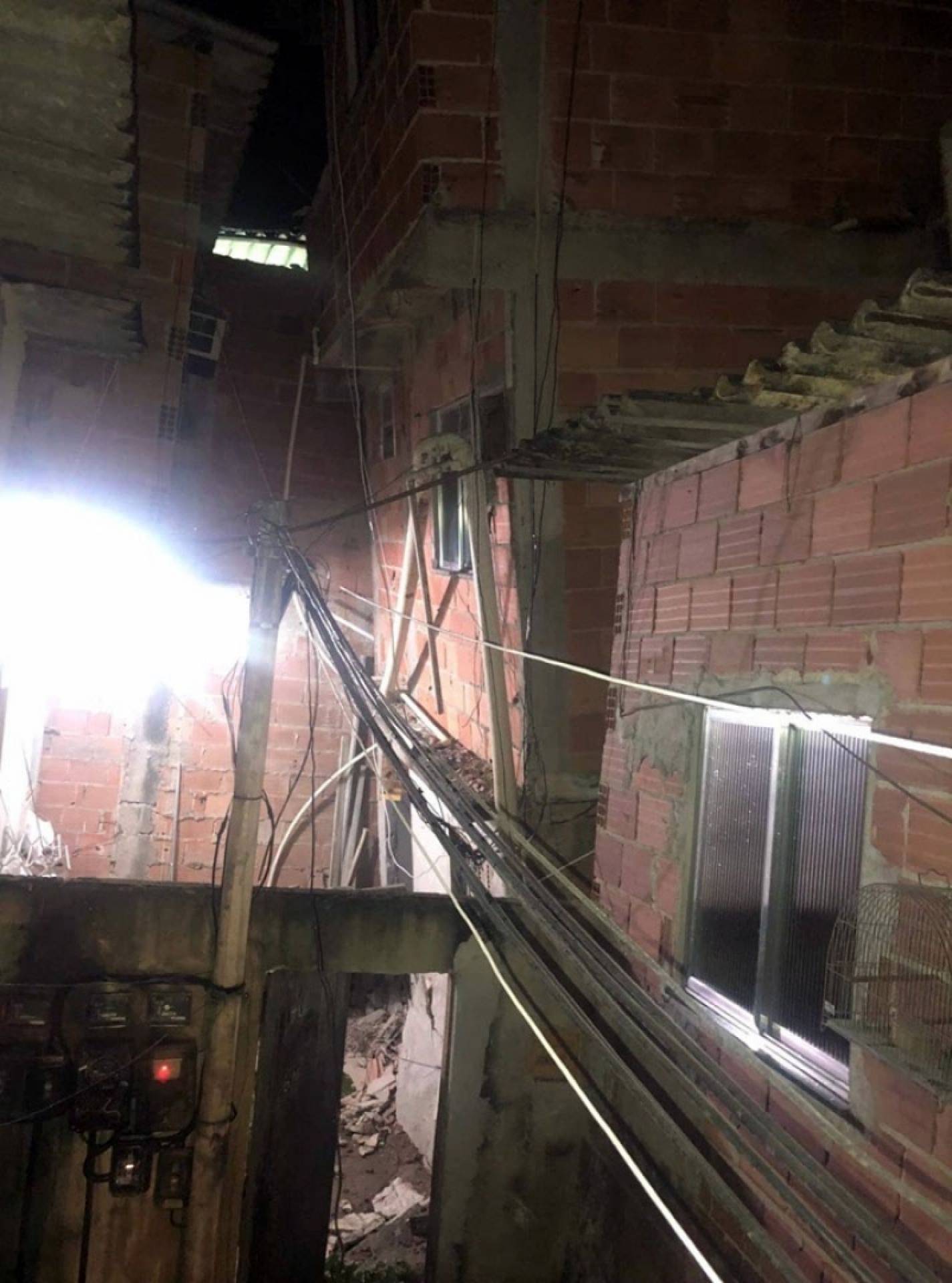 Prédios tiveram que ser evacuados e vão ser demolidos - Reprodução / Jacarepaguá Notícias RJ