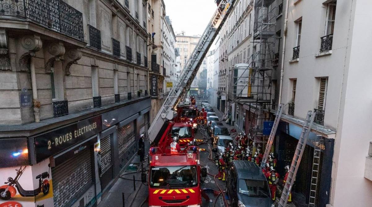 Três pessoas morrem em incêndio em edifício no centro de Paris Mundo
