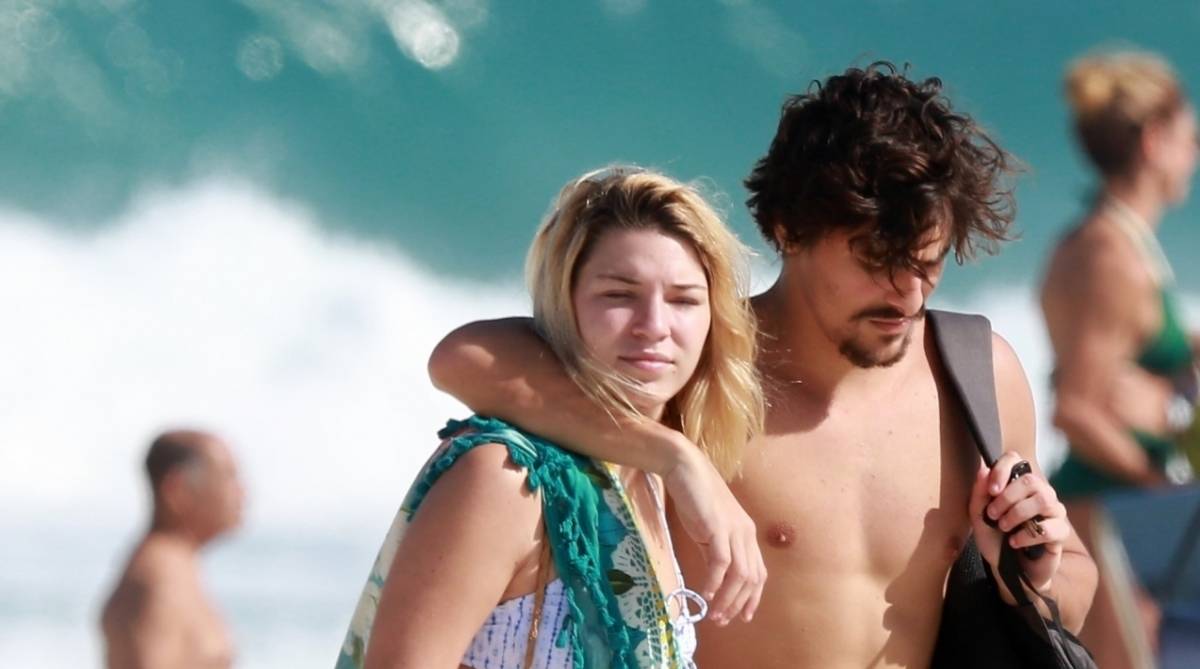 Bruno Mataleone vai embora acompanhado na praia da Barra da Tijuca - Dilson Silva / AgNews