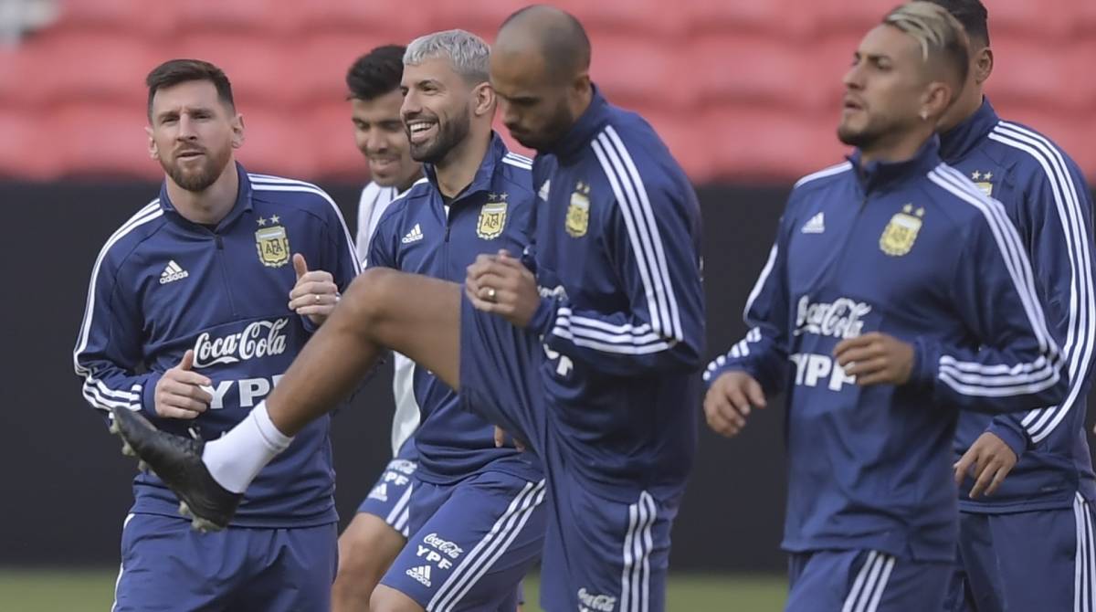 Argentina's players (L to R) Lionel Messi, Sergio Aguero, Guido Pizarro and Roberto Pereyra train during a practice session in Porto Alegre, Brazil, on June 21, 2019, ahead of a Copa America football match against Qatar on June 23. (Photo by Carl DE SOUZA / AFP)
