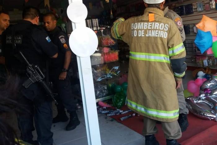 Picape invade loja de doces e deixa cinco pessoas feridas em Jacarepagua