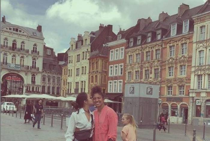 Cristiane Rozeira e a namorada Ana na Grand Place em Lille, na França