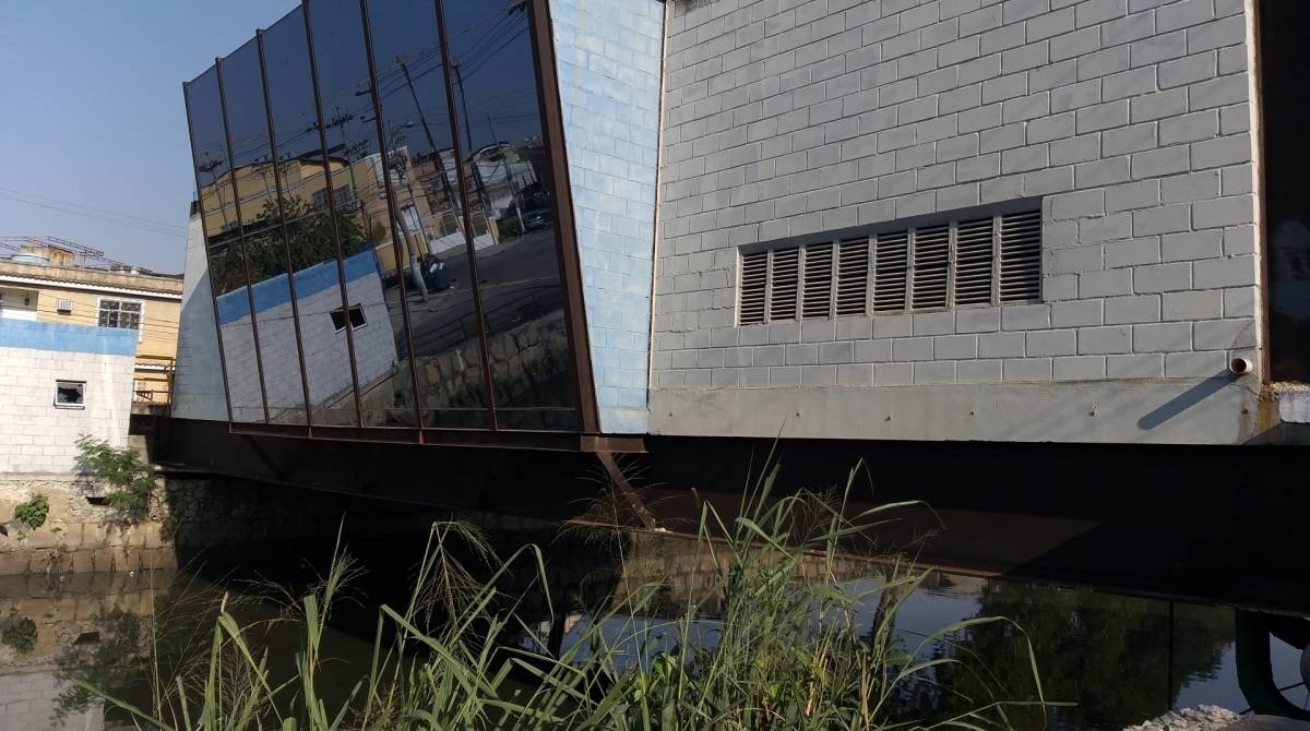 Instalação final da estação teve parte da sua área envidraçada trincada