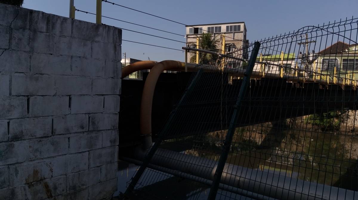 Gradil que fica na beira do rio está tombado e facilita o acesso à estrutura
