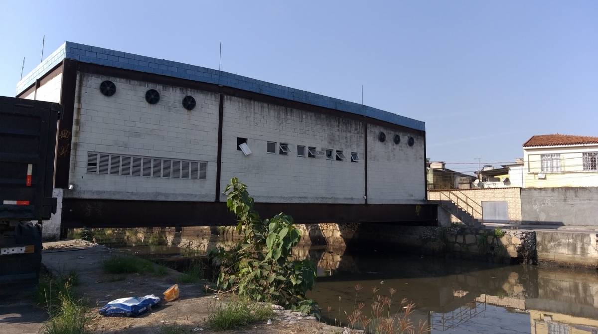 Prédio montado sobre o rio tem janelas depredadas e já sofre com a ferrugem - O Dia