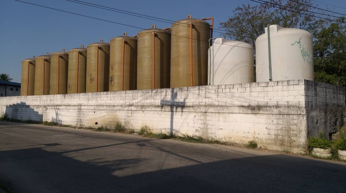 Tanques que deveriam ser usados para o armazenamento de compostos para a limpeza da água servem de abrigo para moradores de rua