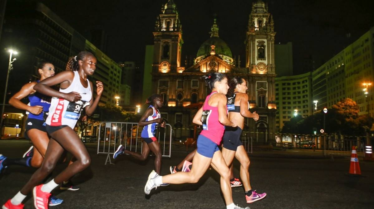 Rio, 23/06/2019 - Maratona do Rio . Na foto Corredoraes passando em frente a igreja da Candelaria, . Foto: Ricardo Cassiano/Agencia O Dia