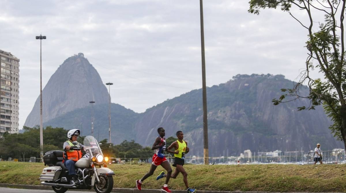 Rio, 23/06/2019 - Maratona do Rio . Na foto Corredoraes passando pela enseada de Botafogo com Pao de Acucar, . Foto: Ricardo Cassiano/Agencia O Dia