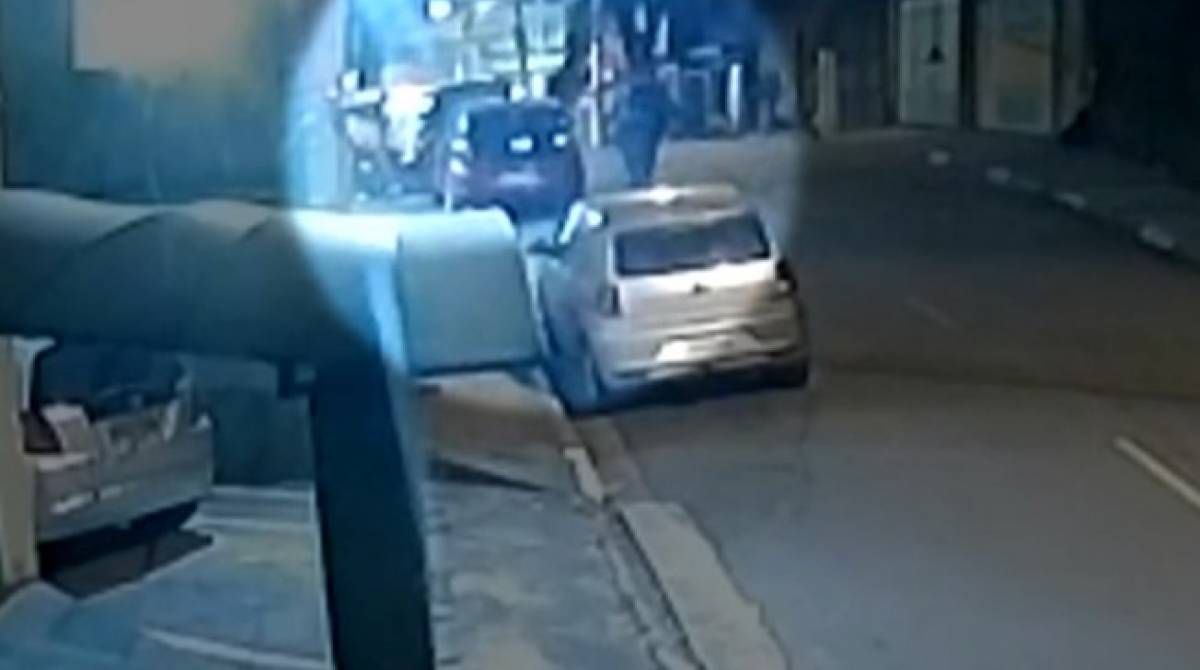 CÃ¢mera flagra momento em que os trÃªs criminosos fogem da cena do crime
 - ReproduÃ§Ã£o de TV