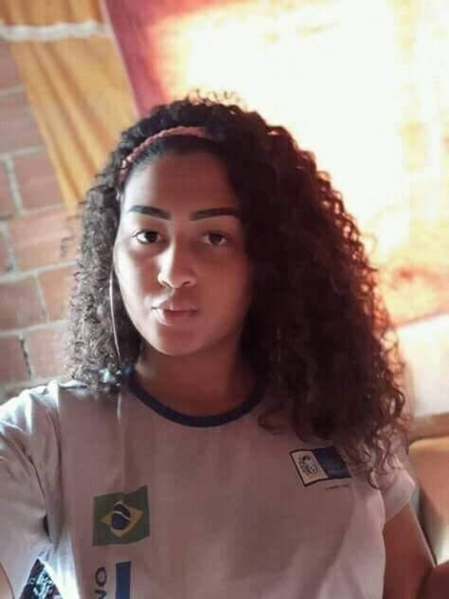 D&eacute;bora Mariana Alves da Silva estava acompanhada por amigas no coletivo da linha 819 (Jardim Bangu x Bangu), quando foi vista pela &uacute;ltima vez, conforme relato das colegas - Reprodu&ccedil;&atilde;o