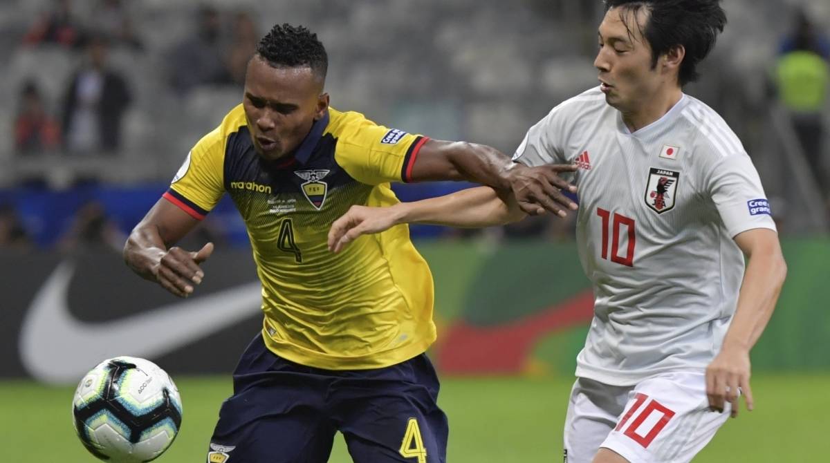 Velasco tenta ganhar o lance de Nakajima em duelo no Mineir&atilde;o: japoneses e equatorianos morreram abra&ccedil;ados na Copa Am&eacute;rica - Luis Acosta / AFP