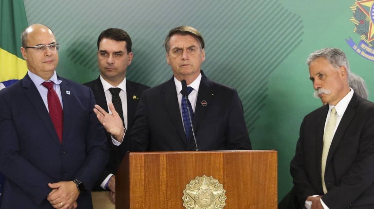 Wilson Witzel (à esquerda), Flavio e Jair Bolsonaro: briga eleitoral - Valter Campanato/Agência Brasil