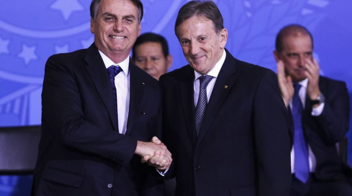 O presidente Jair Bolsonaro cumprimenta o novo presidente dos Correios, Floriano Peixoto - Valter Campanato / Agência Brasil
