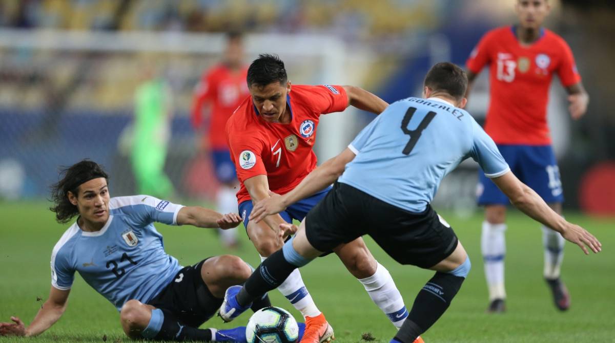 Cavani e God&iacute;n dobram a marca&ccedil;&atilde;o na disputa da bola com S&aacute;nchez - Daniel Castelo Branco / Ag&ecirc;ncia O Dia