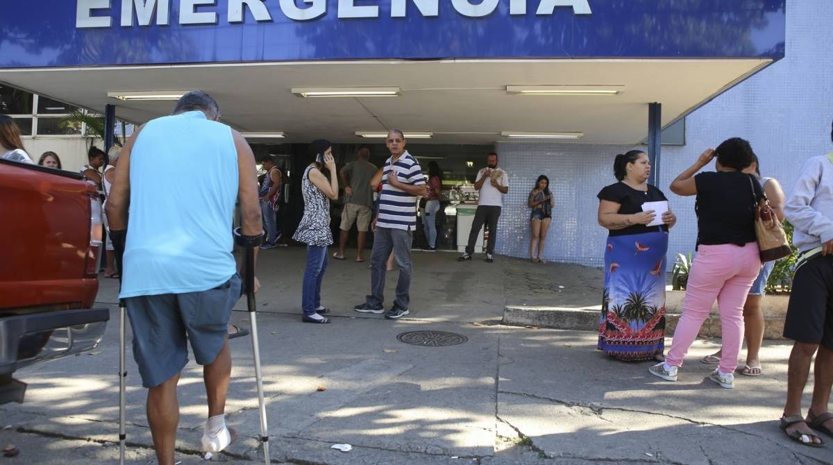 Hospitais municipais não dão conta de atender pacientes como Fernanda e a filha, Luíza, 4 anos (no destaque) - Ricardo Cassiano/Agencia O Dia