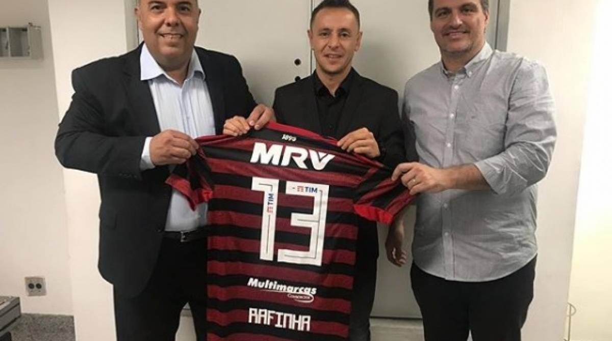 Rafinha posa ao lado do vice-presidente de futebol Marcos Braz