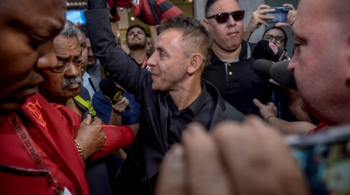 Rafinha foi cercado por torcedores e repÃ³rteres no desembarque - MARCELO CORTES/FLAMENGO