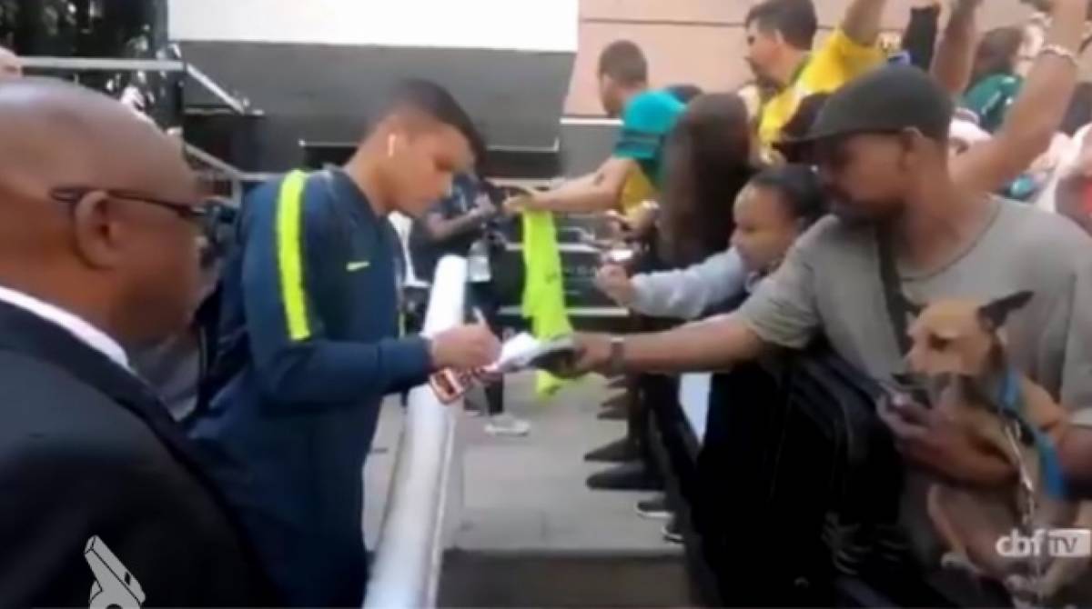 Zagueiro da Seleção Brasileira viveu um momento pra lá de inusitado - (Foto: Reprodução/CBF TV)
