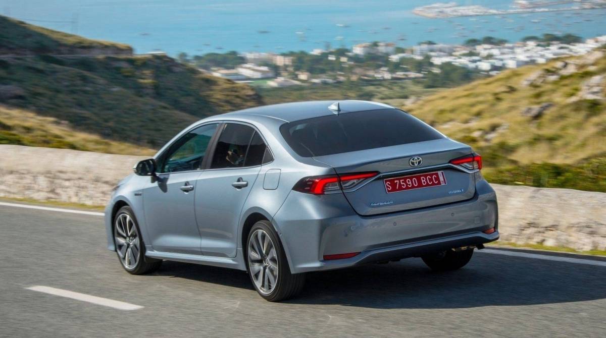 Na traseira, lanternas que invadem a tampa do porta-malas, formas mais retas e elemento cromado unindo as duas lanternas logo acima da placa