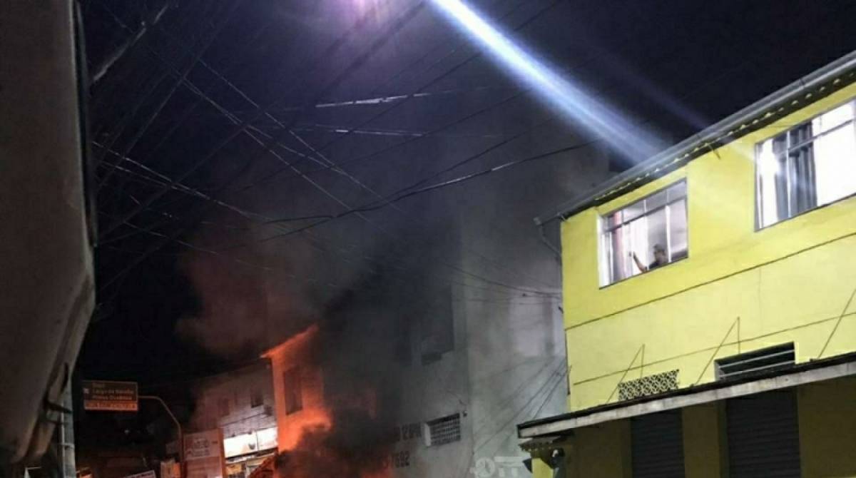 Base da PM é parcialmente incendiada em Niterói  - Reprodução 