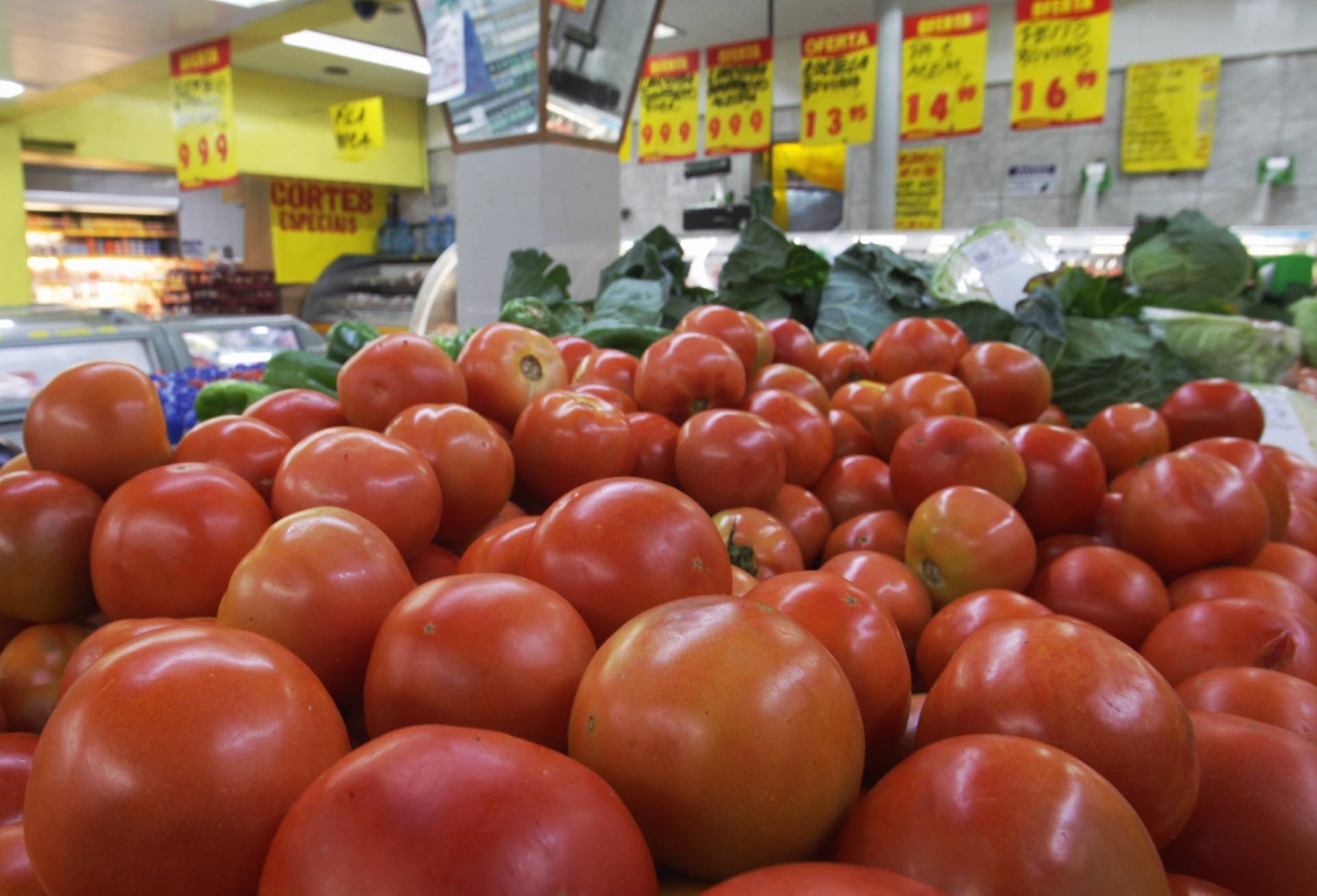 Resultado de imagem para Tomate e alho sofrem alta no preÃ§o nos supermercados