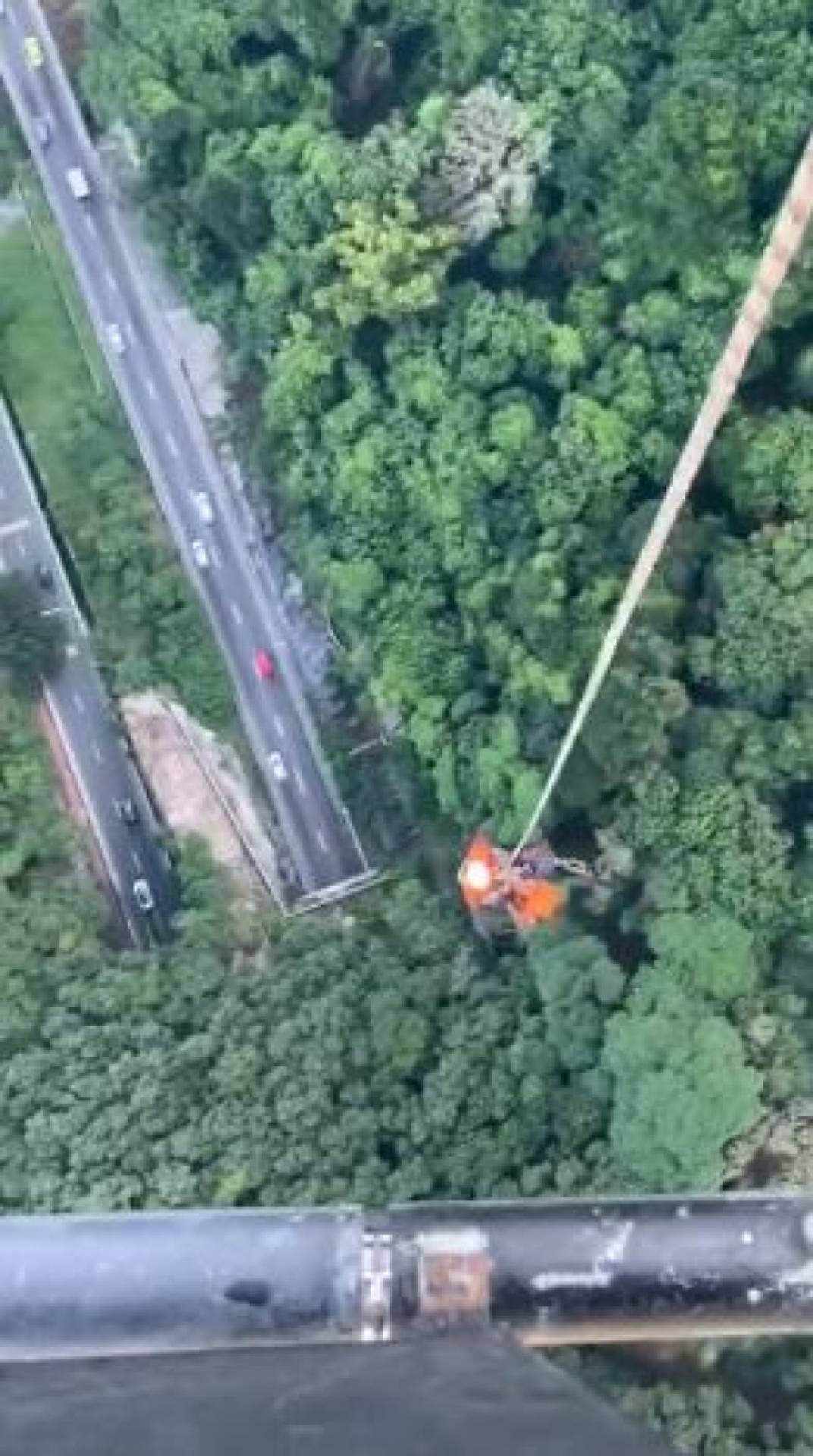 Praticante de wingsuit foi resgatado de vegetação por helicóptero da Core em São Conrado