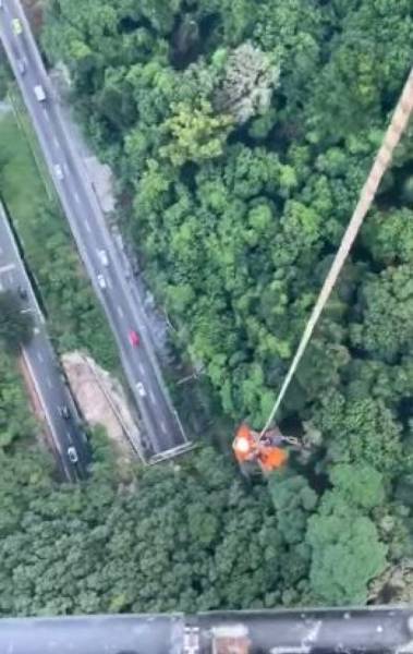 Praticante de wingsuit foi resgatado de vegetação por helicóptero da Core em São Conrado - Reprodução vídeo / Divulgação