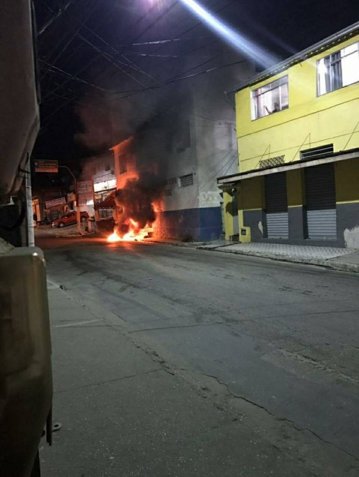 Base da PM é parcialmente incendiada em Niterói 