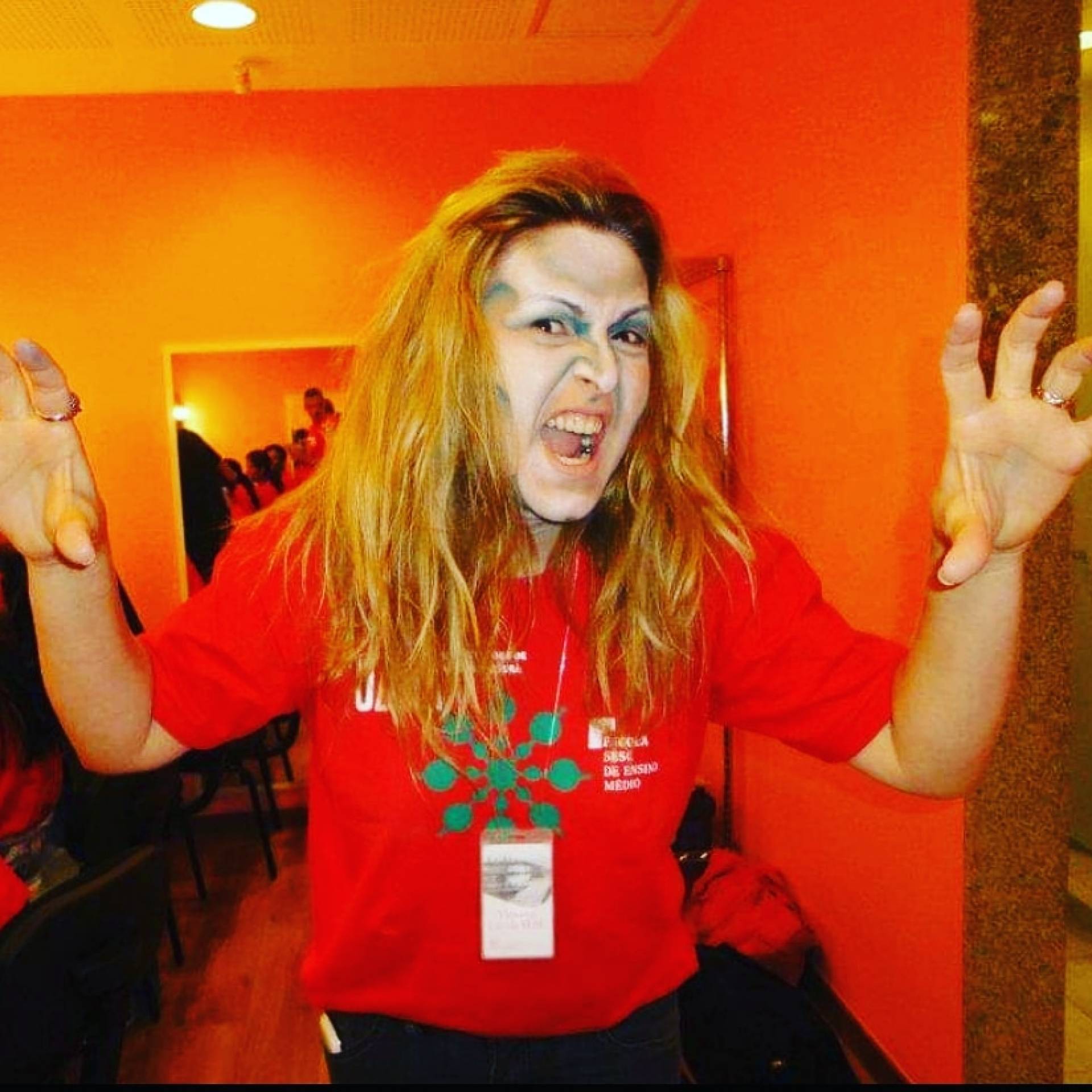 Caracterização de Cláudia Carvalho, formada na Faetec