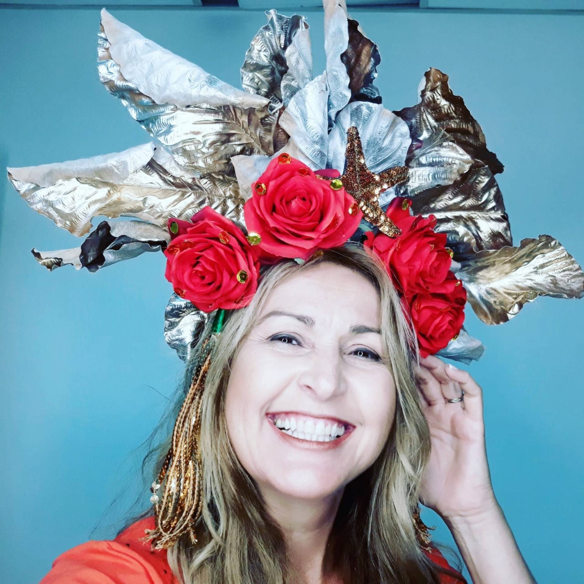 Caracterização de Cláudia Carvalho, formada na Faetec