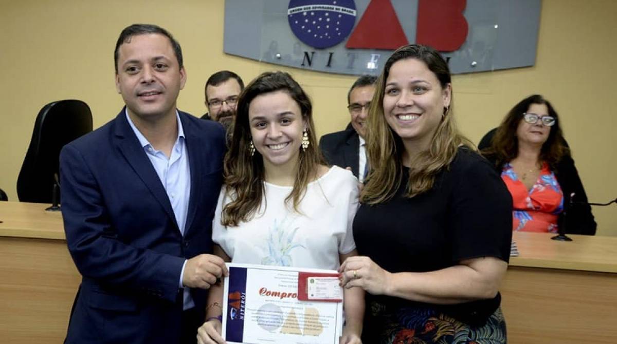 O casal Rodrigo Neves e Fernanda Sixel, durante diplomação da filha - ReproduÇÃo/Facebook