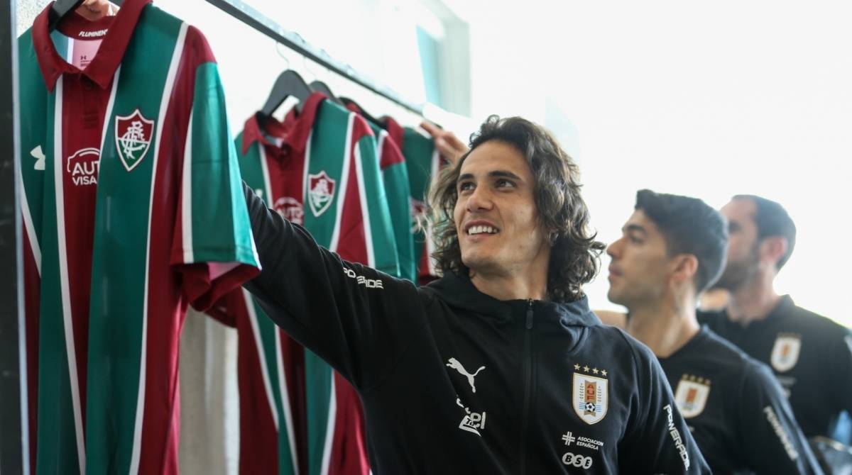 Cavani toca na camisa do Fluminense