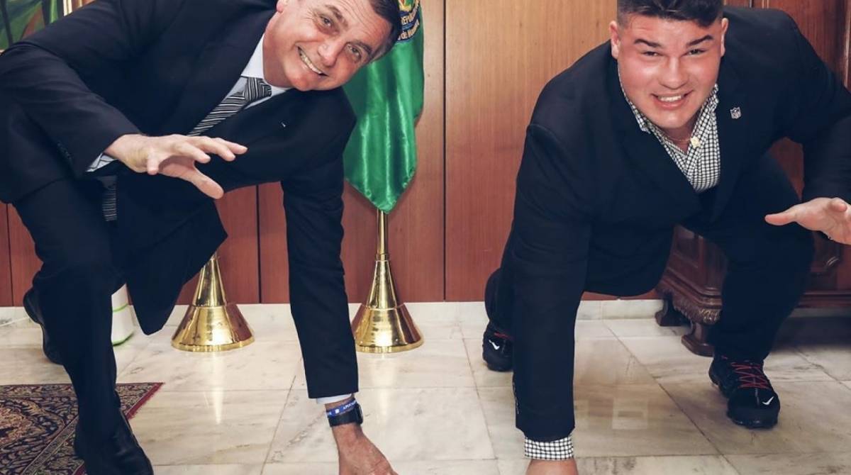Presidente arriscou uma pose de defesa